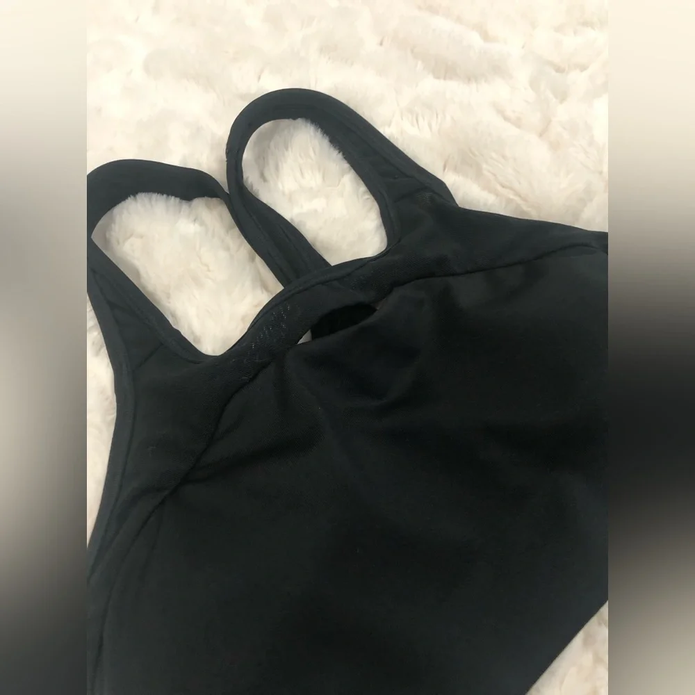 Nike Small breathable black front keyhole crisscross sports bra with mesh detail - Picture 2 of 6